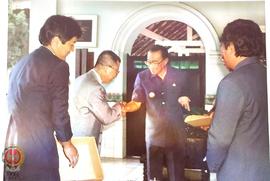 Tamu dari Kyoto Jepang di terima  Gubernur DIY Sri Paduka PA VIII sedang berjabat tangan