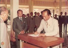 Drs. KRT. Mangkunegara menandatangani Berita Acara pelantikan pejabat sebagai Kepala Biro Perekon...
