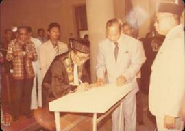 Penandatanganan Berita Acara pelantikan anggota DPRD DIY Hasil Pemilu 1982