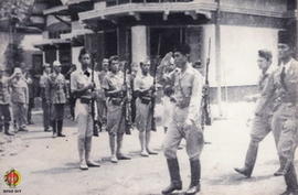 Panglima Besar Jenderal Soedirman sedang memeriksa barisan didampingi Urip Sumoharjo pada saat me...
