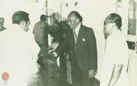Wagub Sri Paku Alam VII sedang menyalami salah  seorang wakil dari diklat Pegawai Irian Jaya.