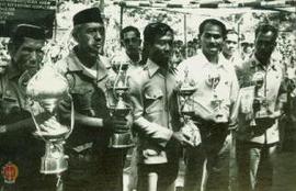 Para Lurah se- Kabupaten Sleman yang menerima hadiah piala dari Sri Paduka Paku Alam VIII pada ac...