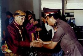 Pejabat Gubernur DIY Paku Alam VIII berjabat tangan dengan Bupati Kulonprogo Drs. Suratidjo pada ...