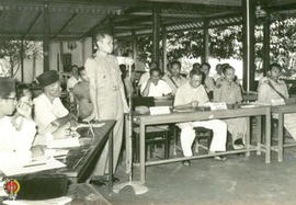 Kepala Staff Resimen 13 Letnan Kolonel Selo Ali sednang menjelaskan tentang sejarah S.O.B.