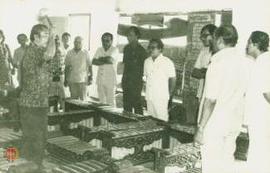 Anggota Komisi IV sedang meninjau kegiatan pengrajin gamelan di Pradonggoyoso saat para pengrajin...