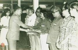 Sri Paku Alam VIII menyalami peserta terbaik pada Penataran P4 angkatan ke VI di Bangsal Kepatihan.