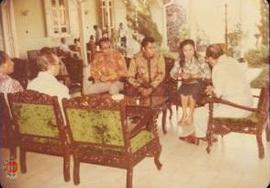Sri Paduka Paku  Alam VIII sedang menerima tamu di Gedung Wilis Kepatihan, Yogyakarta.
