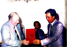 Sri Sultan HB IX menyerahkan kenang - kenangan berupa vandel lambang Kraton Yogyakarta