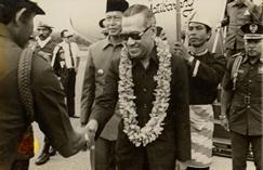 Wakil Presiden Republik Indonesia berjabat tangan dengan pejabat dari ABRI didampingi oleh Gubern...