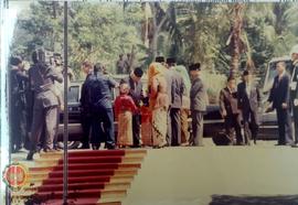 Presiden Soeharto tiba di Kampus Terpadu UII untuk menghadiri acara Peringatan Setengah Abad Univ...