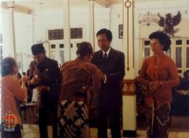 Sri Sultan Hamengku Buwono X dan Paku Alam VIII sedang berjaat tangan pada acara syawalan yang di...