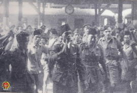 Panglima Besar Jenderal Soedirman menyapa peserta/ pasukan dengan mengangkat tangan setelah seles...