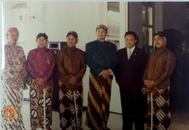 Syawalan Gubernur DIY dengan abdi dalem. Tampak dari sebelah kiri ke kanan, Edi Sunarto, Heru Sum...