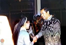 Wakil Presiden Try Sutrisno, sedang berjabat tangan dengan seorang suster (salah satu tokoh Masya...