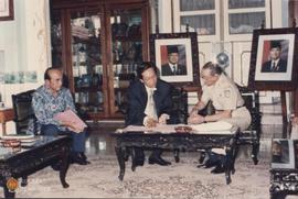 Sri Sultan HB X selaku Ketua KONI DIY sedang membacakan laporan pada Penjabat Gubernur DIY Sri Pa...