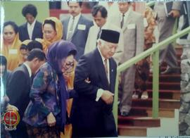 Presiden Soeharto dan Ibu Tien meninggalkan tempat upacara Peringatan Setengah Abad UII
