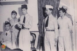 Panglima Besar Jenderal Soedirman sedang memberikan sambutan, tampak Sri Sultan Hamenku Buwono IX...