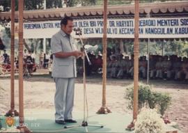 Bupati Kulon Progo, Drs. Suratidjo sedang memberi sambutan dalam acara Peresmian Listrik Masuk Desa.