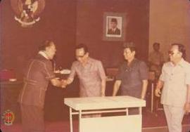 Sri Paduka Paku Alam VIII berjabat tangan dengan Ketua dan Wakil Ketua DPRD DIY setelah penandata...
