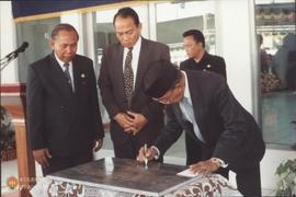 Penjabat Gubernur DIY Sri Paduka Paku Alam VIII sedang menandatangani Prasasti Peresmian Gedung K...