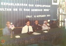 Sri Sultan HB X duduk berdampingan dengan Pejabat Gubernur DIY Paku Alam VIII dalam acara saraseh...