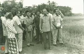 Sri Paduka Paku Alam VIII didampingi R.Soeparno, Bupati Kulon Progo meninjau lokasi pertanian di ...