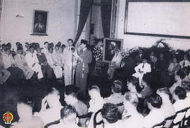 Panglima Besar Jenderal Soedirman (duduk di baris depan, mengenakan jas putih) bersama tamu undan...