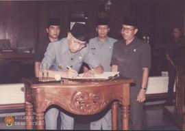Penjabat Gubernur DIY Sri Paduka Paku Alam VIII sedang menandatangani Perda disaksikan oleh Ketua...