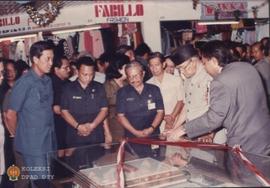 Penjabat Gubernur DIY Sri Paduka Paku Alam VIII sedang melihat Maket Pasar Beringharjo yang telah...