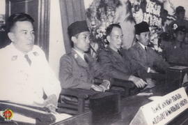 Panglima Besar Jenderal Soedirman duduk di deretan para pucuk pimpinan tentara, salah satunya Jen...