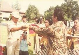 Ketua PWI Yogyakarta secara simbolik menyerahkan cinderamata kepada Sri Paduka Paku  Alam VIII pa...