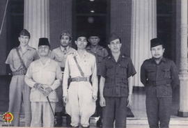Panglima Besar Jenderal Soedirman foto bersama pimpinan Tentara Rakyat di depan Gedung Agung/ Ist...