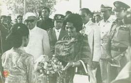 Sri Sultan HB IX menunggu kedatangan Javaharal Nehru dan rombongan di Kraton Yogyakarta