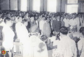 Panglima Besar Jenderal Soedirman bersama Presiden Soekarno sedang berdiri dengan sikap sempurna ...