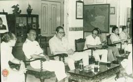 Sri Paduka Paku  Alam VIII menerima kunjungan Menteri Perindustrian (Ir. Kharis Suhud) beserta ro...
