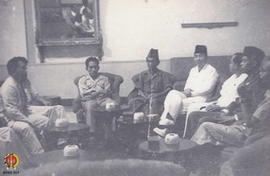 Presiden RI, Ir. Soekarno sedang memberikan sambutan saat pertemuan yang dihadiri oleh Wakil Pres...