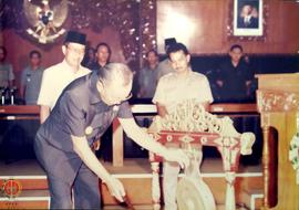 Pejabat Gubernur DIY Sri Paduka Paku Alam VIII memukul gong sebagai tanda membuka acara Pekan Ori...