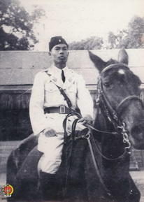 Panglima Besar Jenderal Soedirman sedang menunggang kuda pada saat persiapan upacara penyerahan P...