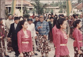 Sri Paku Alam VIII berjalan menuju lapangan upacara sambil berbincang-bincang dengan Bupati Kulon...