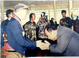 Paku Alam VIII sedang berjabat tanggan dengan Kepala Biro Humas Setwilda Propinsi DIY Drs. Haru S...