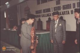 Menteri Agama RI H. Tarmidzi Taher didampingi Penjabat Gubernur DIY Sri Paduka Paku Alam VIII aka...