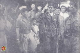 Panglima Besar Jenderal Soedirman dikerumuni massa dan dijaga oleh Ajudan pada saat usai melaksan...