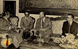 Presiden Soeharto sedang memberikan penjelasan kepada Wakil Presiden Republik Iraq dan pejabat la...