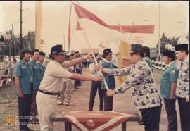 Penyerahan bendera merah putih oleh Pembantu Gubernur Jawa Tengah Wilayah Kedu kepada Bupati Slem...