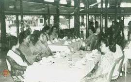 Rombongan ibu-ibu Dharma Pertiwi DIY menunggu santap siang (lunch) sambil  berbincang-bincang di ...