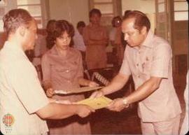 Drs. Sugiyono Kepala Biro Pemerintah saat penyerahan piagam kepada peserta kursus pendaftaran pen...
