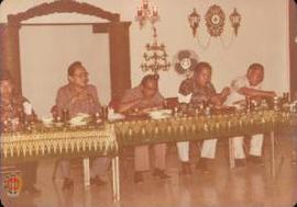 Anggota DPRD DIY Komisi A dan wakil pemerintah daerah sedang menikmati hidangan di RM. Ny. Suharti.