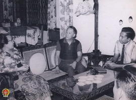 Di ruang tamu Ibu Soedirman sedang berbicara dengan Pak Marsudi dan kawan-kawannya