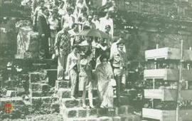 Istri Javaharal Nehru Mengunjungi Candi Borobudur Beserta Rombongan (tampak dari dekat).