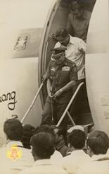 Rombongan Wakil Presiden Republik Indonesia bergantian menuruni tangga keluar dari pesawat